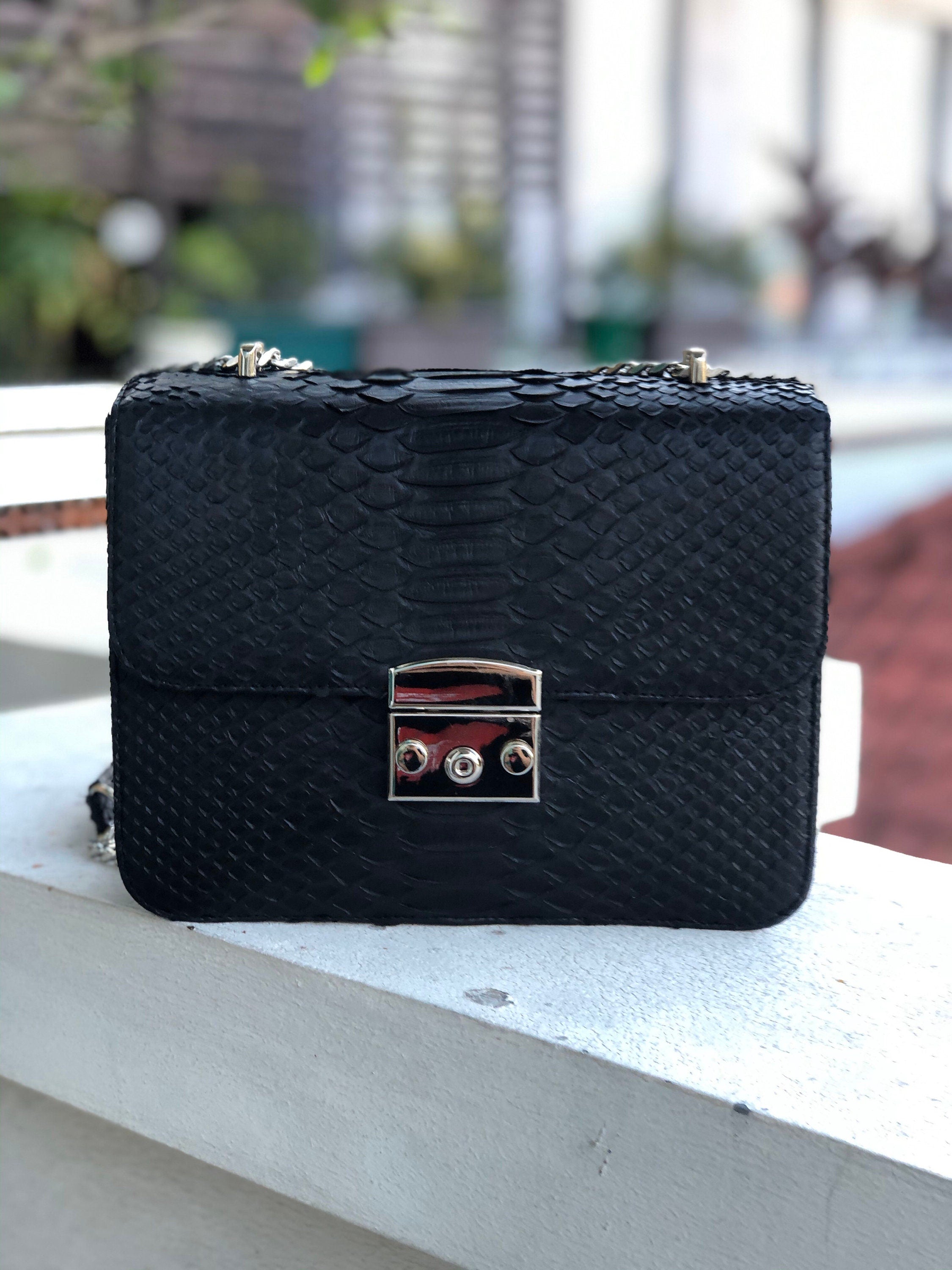 Black chain crossbody classy woman bag