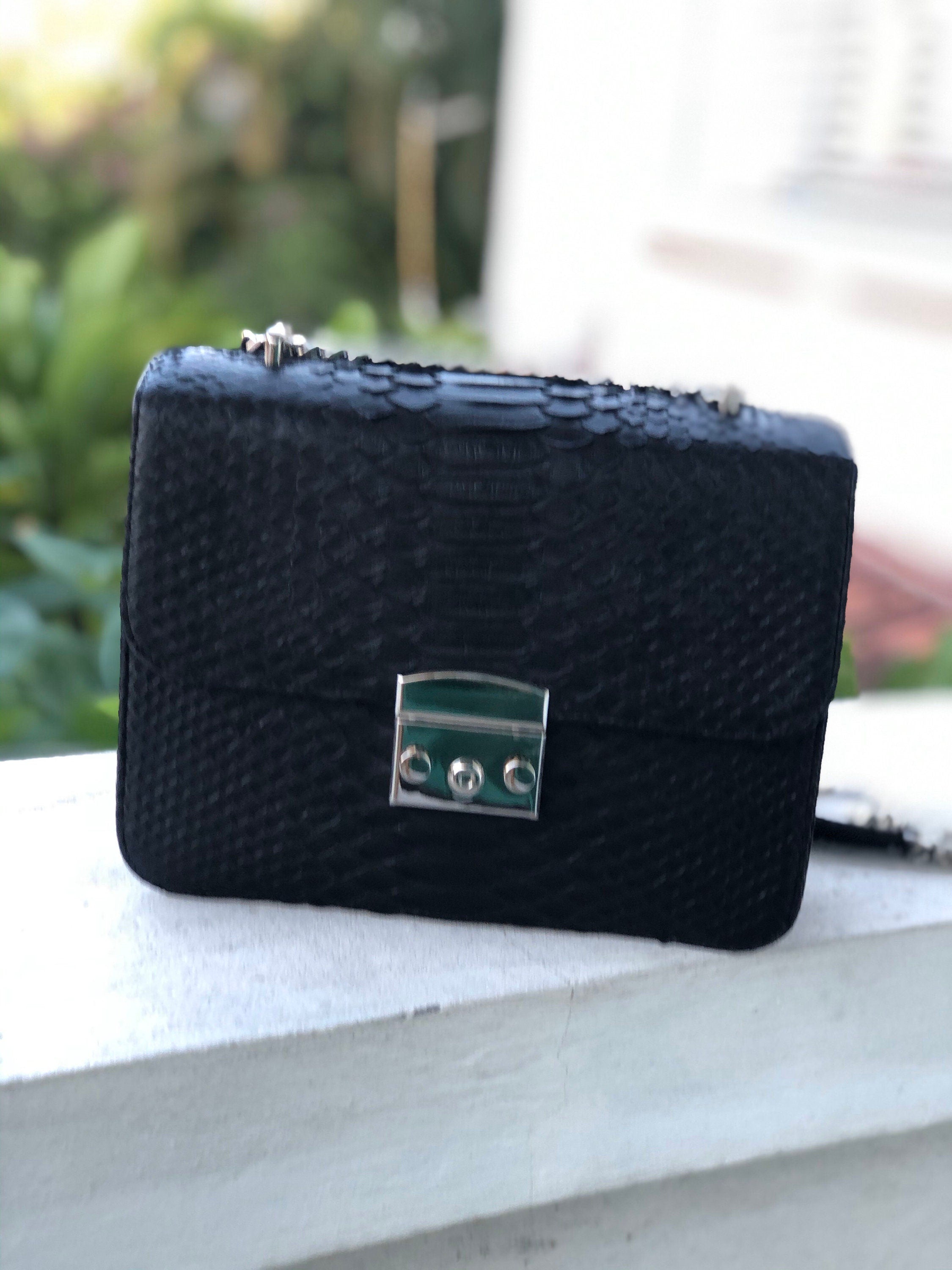 Black chain crossbody classy woman bag