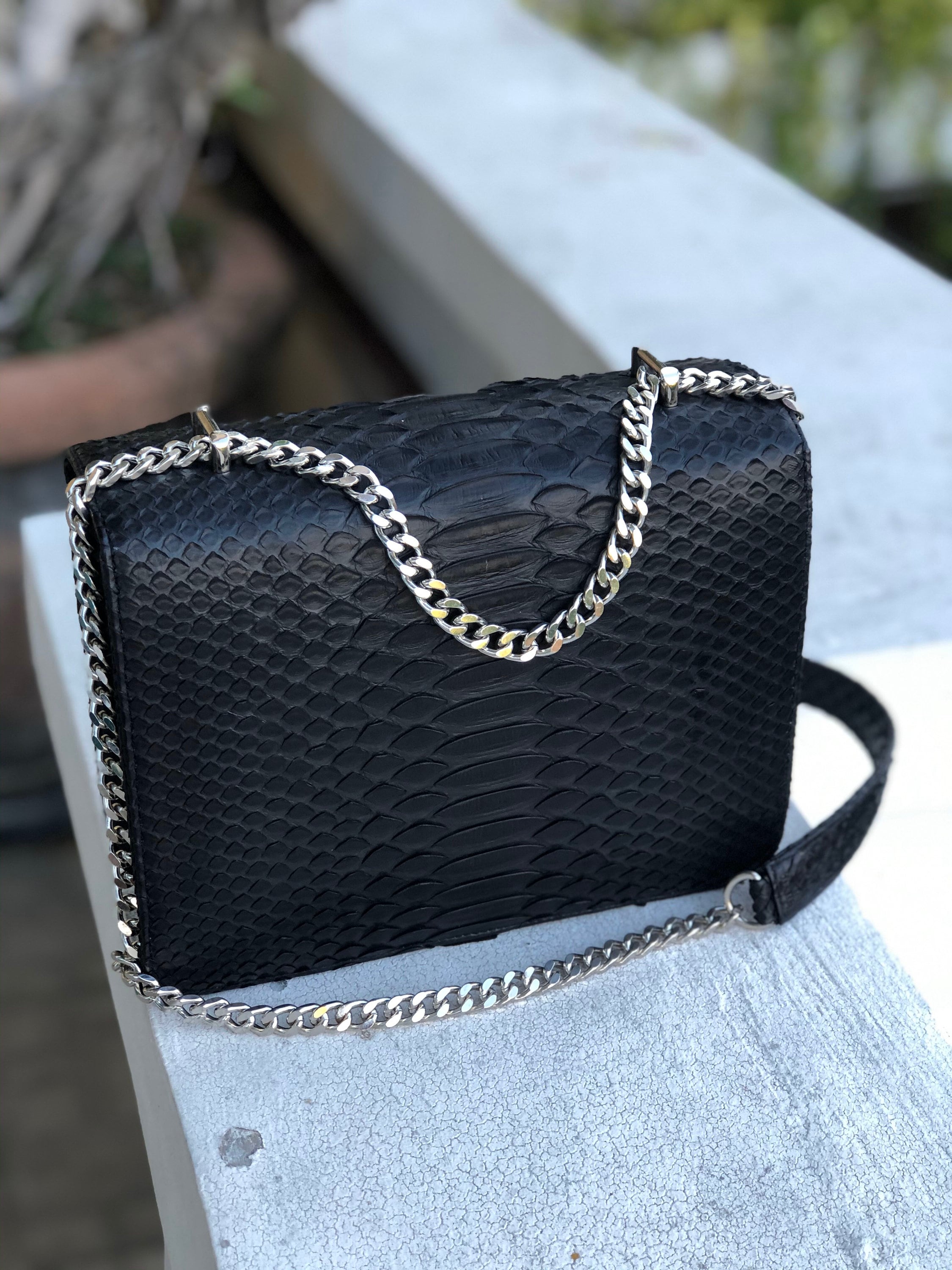 Black chain crossbody classy woman bag