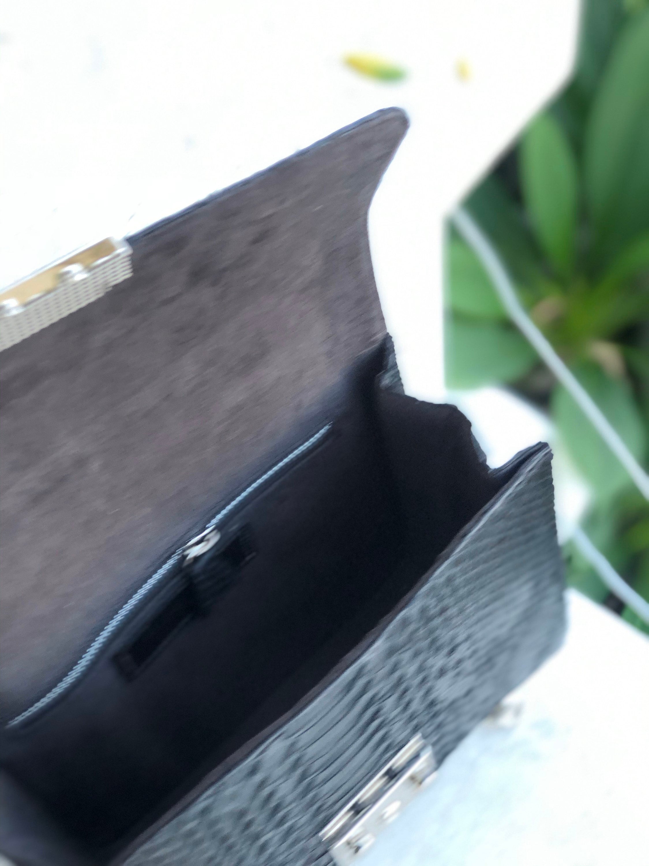 Black chain crossbody classy woman bag