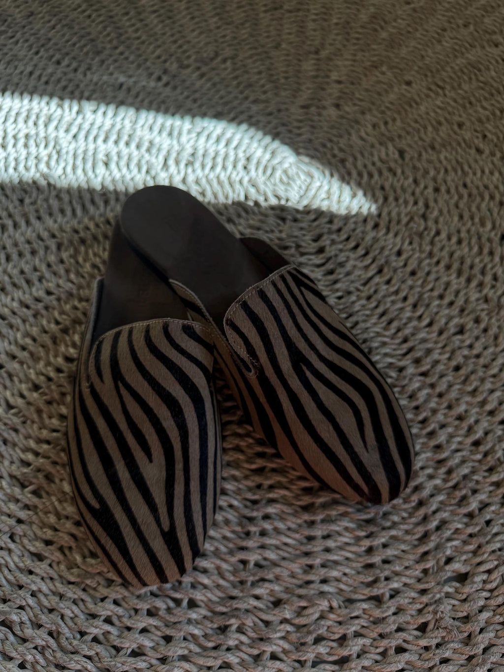 Genuine fur and suede zebra print momen mules — Brown